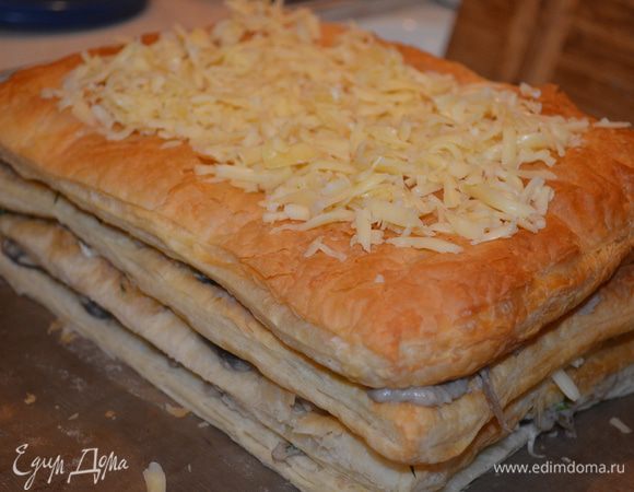Так выкладываем все слои - сверху будет корж. Его уже не промазываем, а просто посыпаем сыром!