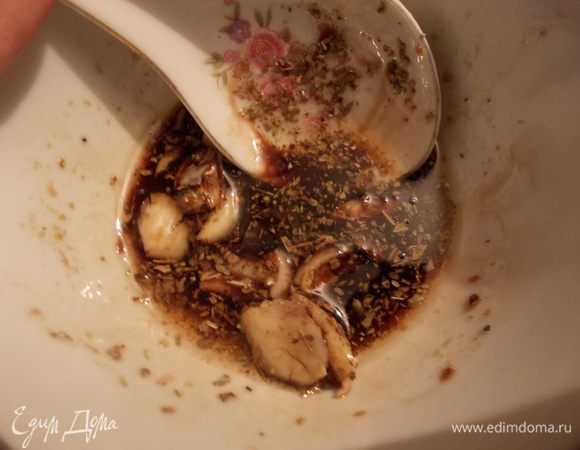 Для приготовления маринада, смешать масло с уксусом. Добавить раздавленный чеснок и орегано. Мясо залить маринадом, посолить, поперчить и оставить на часик.