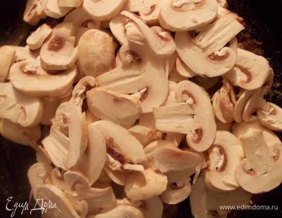 Грибы порезать на пластинки и уложить сверху. Немного посолить и поперчить.