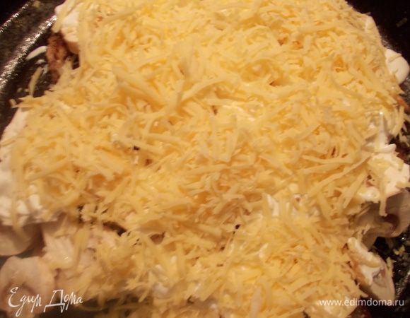 Сверху потереть сыр и поставить в духовку 220с. на 30 минут.