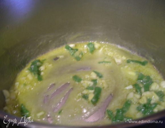 В кастрюле с толстым дном растапливаем сливочное масло и добавляем оливковое. Когда масло начнет пузыриться, добавляем туда мелкопорезанные чеснок и шалфей, обжариваем их на быстром огне 2-3 минуты, помешиваем. 
