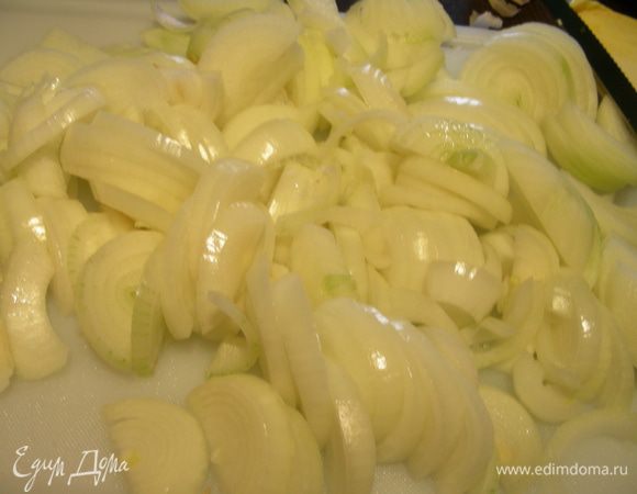 Лук режем полукольцами, порей - тонкими колечками. Выкладываем его в кастрюлю, уменьшаем огонь до минимума и готовим около часа под неплотно закрытой крышкой, время от времени перемешиваем. Минут за 15 до окончания снимаем крышку и слегка выпариваем образовавшийся сок.
