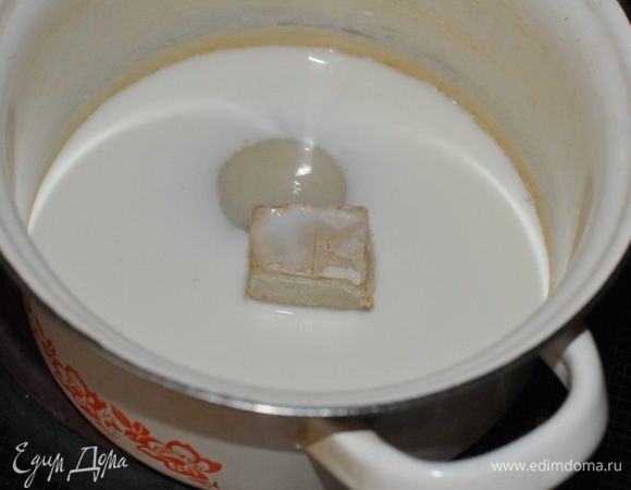 Опара. Дрожжи развести в небольшом количестве теплого молока. Добавить 1–2 ст. л. сахара и 1 щепотку соли.