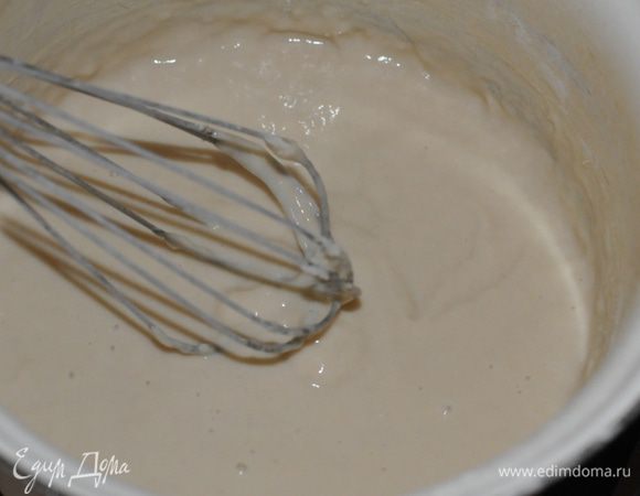 Добавить муку и венчиком размешать тесто. Оставить в теплом месте минут на 15–20 подойти.