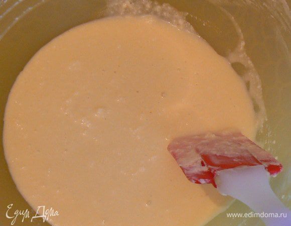 Сливочное масло перетрите с сахаром, добавьте желтки.