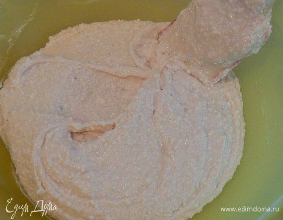 Вмешайте творог.