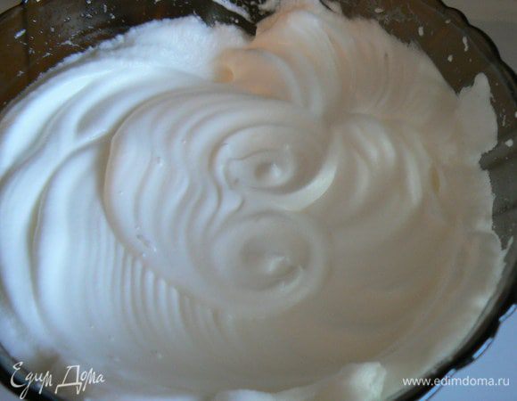 Белки взбейте в стойкую пену с ванильным сахаром.