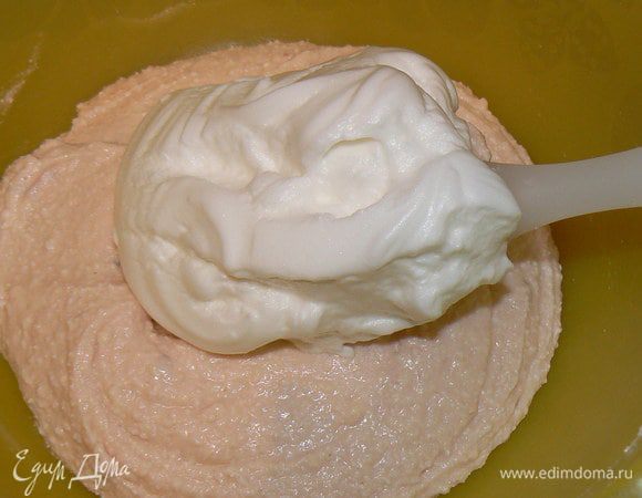 Аккуратно вмешайте в творожную массу.