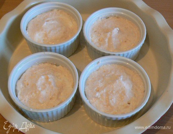 Поставьте в жароупорную форму, залейте до половины формочек горячей водой, выпекайте 20–25 минут.