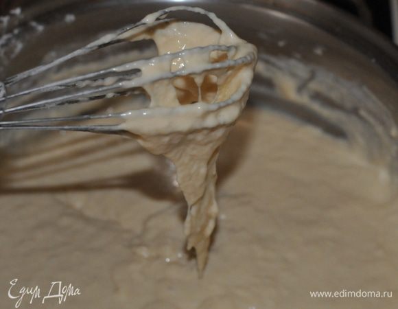 В кастрюле венчиком слегка взбить яйца с оставшимся сахаром. Добавить ваниль, оставшееся молоко и опару. Постепенно вымешивая венчиком (или миксером на маленькой скорости), добавляем муку. Примерно 1–1,5 стакана. Я работаю венчиком так, чтобы было тяжело мешать. Количество муки сложно рассчитать точно, так как это зависит и от ее качества, величины яиц, поэтому все интуитивно. Оно должно быть чуть гуще, чем на оладьи. Оставить в теплом месте с закрытой крышкой подходить. Тесто должно увеличиться примерно в 2–3 раза. Оставьте тесто на 30–60 минут.