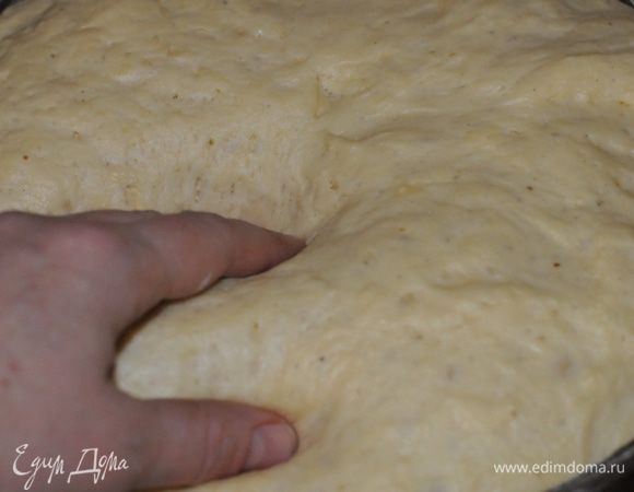 Растопить масло, остудить. Добавить в поднявшееся тесто, размешать ложкой. Постепенно частями добавляем оставшуюся муку. Руками хорошенько месим тесто. Очень тщательно. Постепенно добавляя муку, вымешиваем тесто до такого состояния, когда оно начинает отлипать от рук, но еще немного липкое. Оставить подходить в теплом месте. Снова оставьте тесто на 30–60 минут.