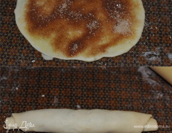 Из кусочка раскатываем тонко круглую лепешку диаметром примерно 15 см. Смазываем маслом. Посыпаем сахарной смесью. Сворачиваем в рулетик и начинаем формовать разные булочки.