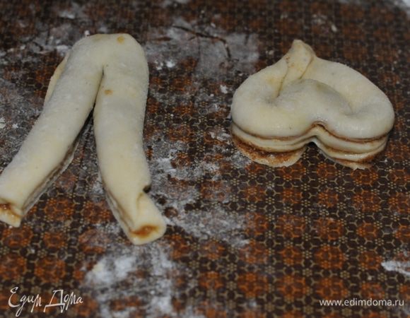 Сердечки. Рулетик разрезать на 2 части, надрезать с одного края вдоль, как показано на фото, и свернуть.