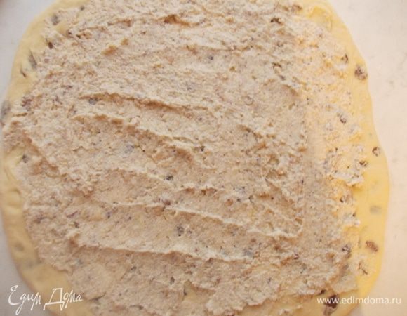 Помазать начинкой по всему периметру.