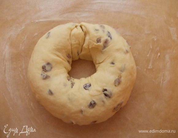 Скрутить тесто рулетом и соединить кольцом.