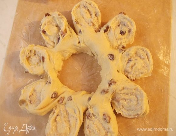 Сделать разрезы не до конца. И вывернуть их так, чтобы получились лепестки. Смазать взбитым яйцом и оставить на пол часа в тёплом месте. Затем поставить в разогретую духовку 180С на 40-45 минут.