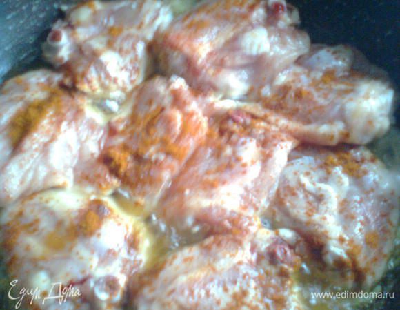 Курицу разрезать по суставам (не рубить!). Я взяла 9 бедрышек и сняла с них шкурку. Добавить курицу к луку, посолить, поперчить по вкусу, залить водой, чтобы едва ее покрывала . Тушить до готовности на медленном огне, плотно закрыв крышкой.