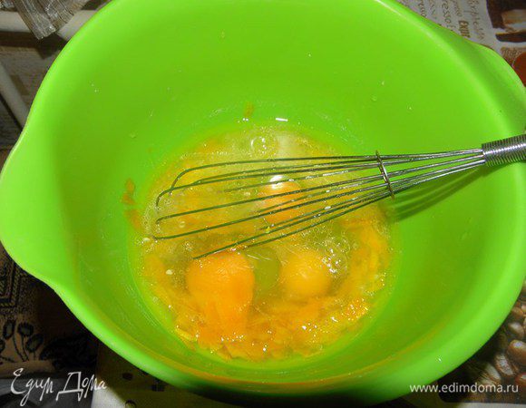 Выжимаем апельсиновый сок, добавляем туда масло, вбиваем яйца и перемешиваем...