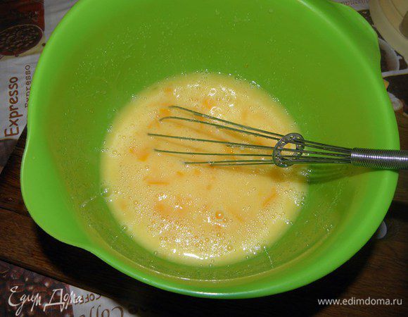 Затем в нашу, уже ароматную смесь, добавляю сахар и апельсиновую цедру (я ее совсем немного порубила ножом, но не слишком мелко, она добавляет пикантности) и хорошенько перемешиваем...