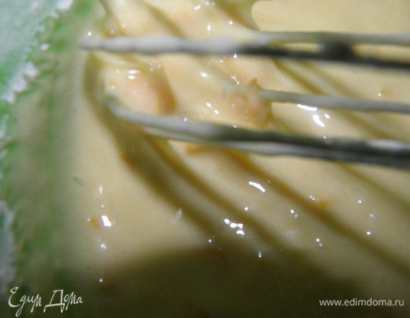 К яично-апельсиновой смеси добавляем ванильный сахар и просеянную муку с разрыхлителем -  перемешиваем...