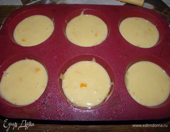 У меня силиконовые формочки, поэтому я их просто смочила водой и разложила тесто... И отправила в разогретую духовку минут на 20.