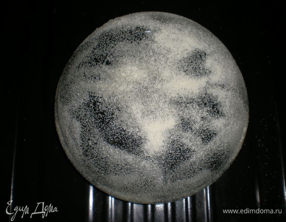 Тесто для этой корзинки нужно дрожжевое. Обычно я делаю тесто на свежих дрожжах опарным способом. Для этого в теплом молоке развести дрожжи, добавить сахар и пару столовых ложек муки. Хорошо размешать и отставить в теплом месте минут на 15, чтобы поднялась «шапка».

В просеянную муку добавить опару, соль, растительное масло, яйцо. Замесить тесто, накрыть миску пленкой и поставить в тепло, чтобы тесто увеличилось в два раза.

Стеклянную миску, которую можно использовать для духовки, смазать снаружи растительным маслом и обсыпать манкой. Миску уложить на силиконовый коврик или на противень, застеленный бумагой.
