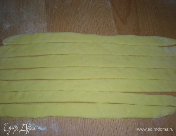 Тесто раскатать толщиной 3-5 мм. Лучше даже 5 мм, потому что при тонких полосках корзинка потом «поплывет» в сторону.
Разрезать на полоски шириной 1-1,5 см.
