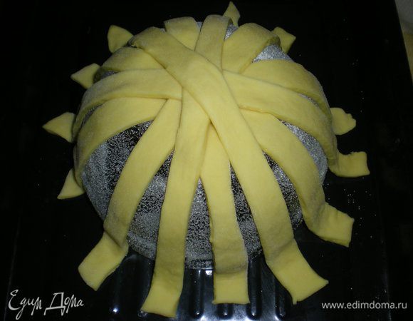 Полоски уложить крест-накрест на корзинку. Это будет каркас корзины.