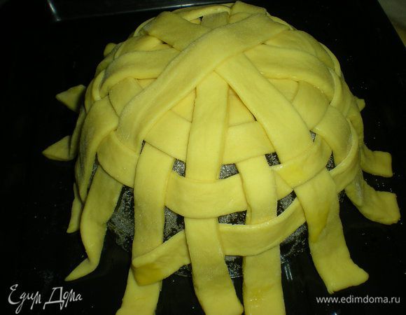 Оставшиеся полоски вплетать между полосками каркаса в шахматном порядке. Места стыков горизонтальных полосок смазывать яйцом и слегка прижимать.
Таким способом вплести полоски до самого низа. Излишние кончики вертикальных частей отрезать.
