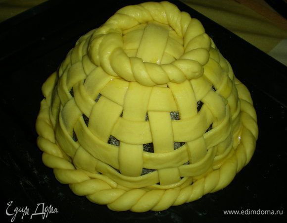 Из двух частей теста свернуть жгутики. Колечко из маленького жгутика уложить сверху – это донышко будущей корзинки. Длинным жгутиком обернуть корзинку внизу – потом это будет верх. Места стыков также смазывать яйцом.