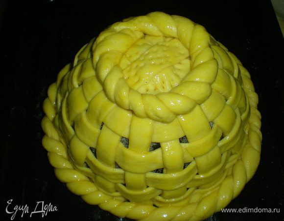 Дно корзинки внутри маленького колечка наколоть вилкой, чобы оно не поднималось. Смазать корзинку яйцом.