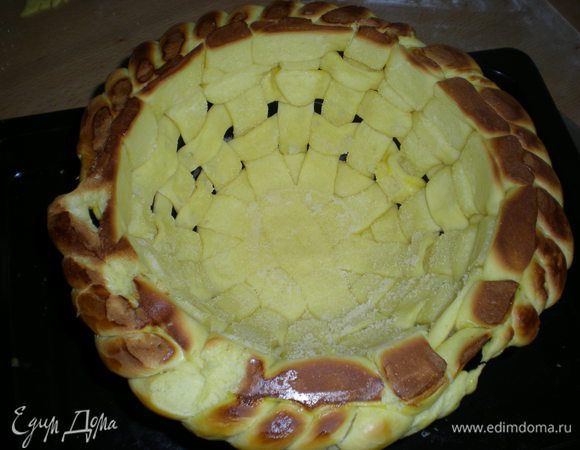 Выпекать в духовке при 180* минут 25. Я корзинку через минут 15 сверху прикрыла бумагой. Моя духовка сильно румянит сверху.
Через указанное время вынимаем корзинку и снимаем ее с миски. Конечно, все это проделываем в рукавицах. Скажу честно, из-за того, что тесто было тонко раскатано, корзинка моя слегка накренилась в сторону. Поэтому я и говорила вначале, что тесто должно быть раскатано на слишком тонко. По этой причине я корзинку сразу же поставила в миску подходящего размера. Смазать корзинку внутри яйцом и отправить допекать еще минут на 10, чтобы и внутри корзинка зарумянилась.
Вынуть корзинку, накрыть полотенцем.