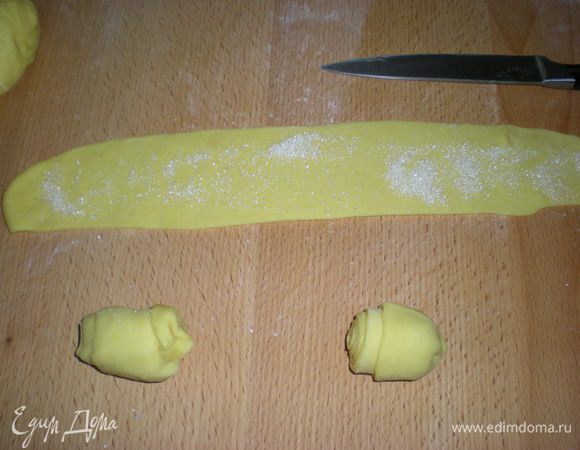 Пока печется корзинка, оставшееся тесто раскатать, посыпать сахаром и нарезать на полоски. Свернуть полоски в виде рулетиков. Поставить рулетики на срез, смазать яйцом. Оставить минут на 10 и потом выпекать при 180* минут 15, пока не зарумянятся.
