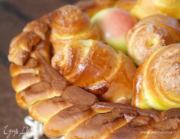 В корзинку уложить яблоки, булочки-розочки, конфеты. Тут уже что вам ваша фантазия подскажет. 