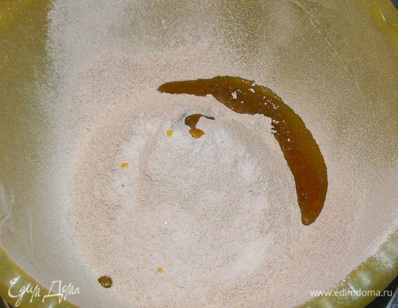 Просеять муку добавить масло,соль.