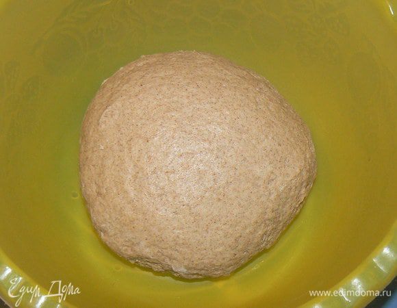 Замесить тесто, Мне оно показалось немного липким, поэтому по чуть-чуть добавляла пшеничную муку, пока  тесто не стало отлипать от рук.   