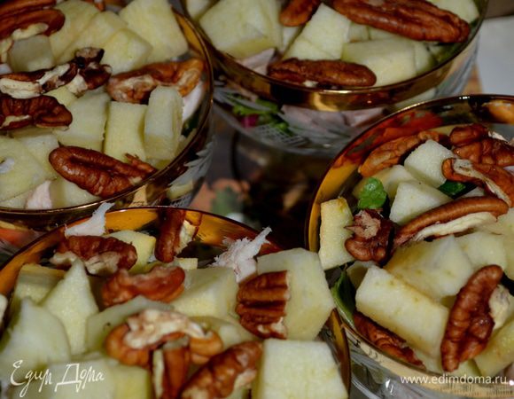 Куриное филе порезать соломкой, яблоки кубиками. Орехи измельчить или поломать крупными кусочками, по вашему усмотрению. Уложить слоями в бокалы или в креманки.