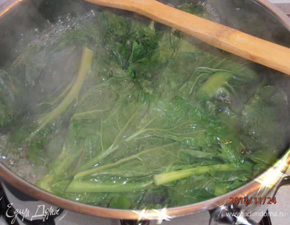 листья хорошо промыть и сложить в кастрюлю, варить минут 15.
