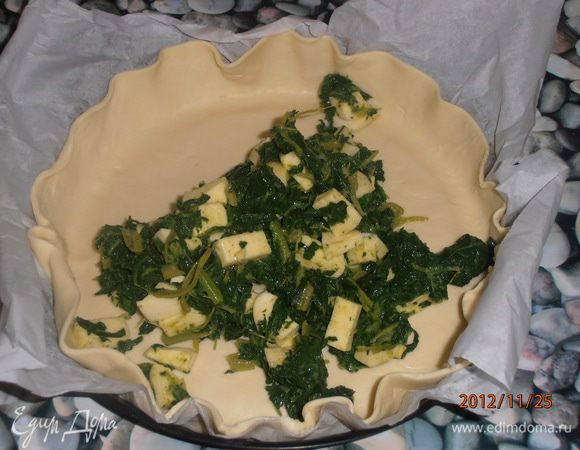 готовое слоеное тесто выложить в форму и туда же нашу смесь