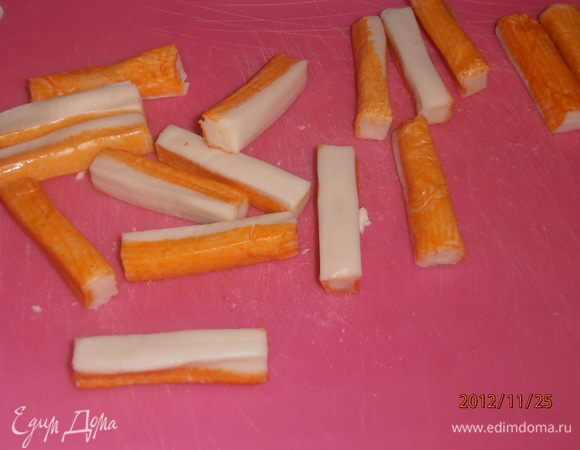 берем крабовые палочки, снимаем пленку