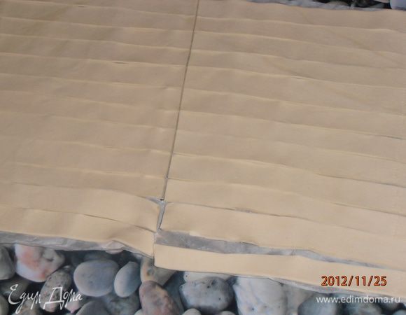 слоенное тесто порезать на тонкие полоски