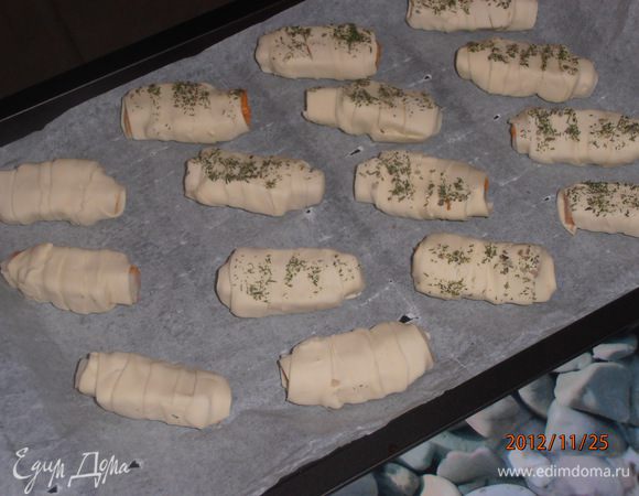 обмакнуть немного в ароматических травах и на бумагу на противень.выпекать при 200° C 20 мин