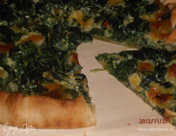 готовый пирог нарезать, выложить рулетики и подавать. приятного апетита!!!