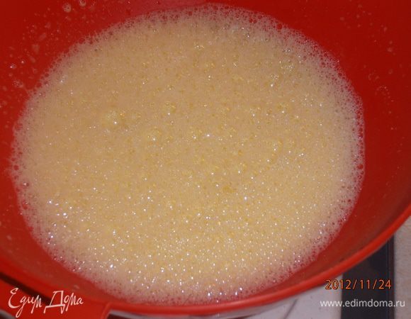 B миске взбить яйца, сахар и молоко комн. температуры.