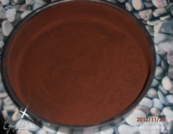 Форму 26 см смазать сл. маслом и обсыпать какао.