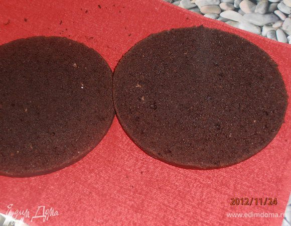Готовый остудить и разрезать на 2 коржа (или 3).
