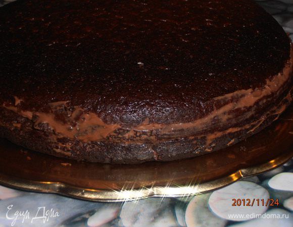 Перемазать коржи, складывая один на другой.