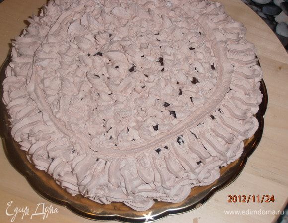 Верх и бока смазать взбитыми сливками.