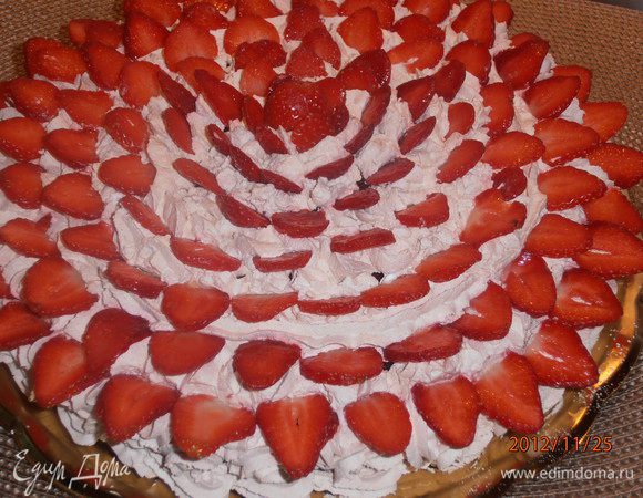 Украсить нарезанной клубничкой.