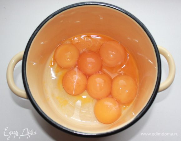  Желтки смешать с рисовой мукой. Хорошо перемешать. 